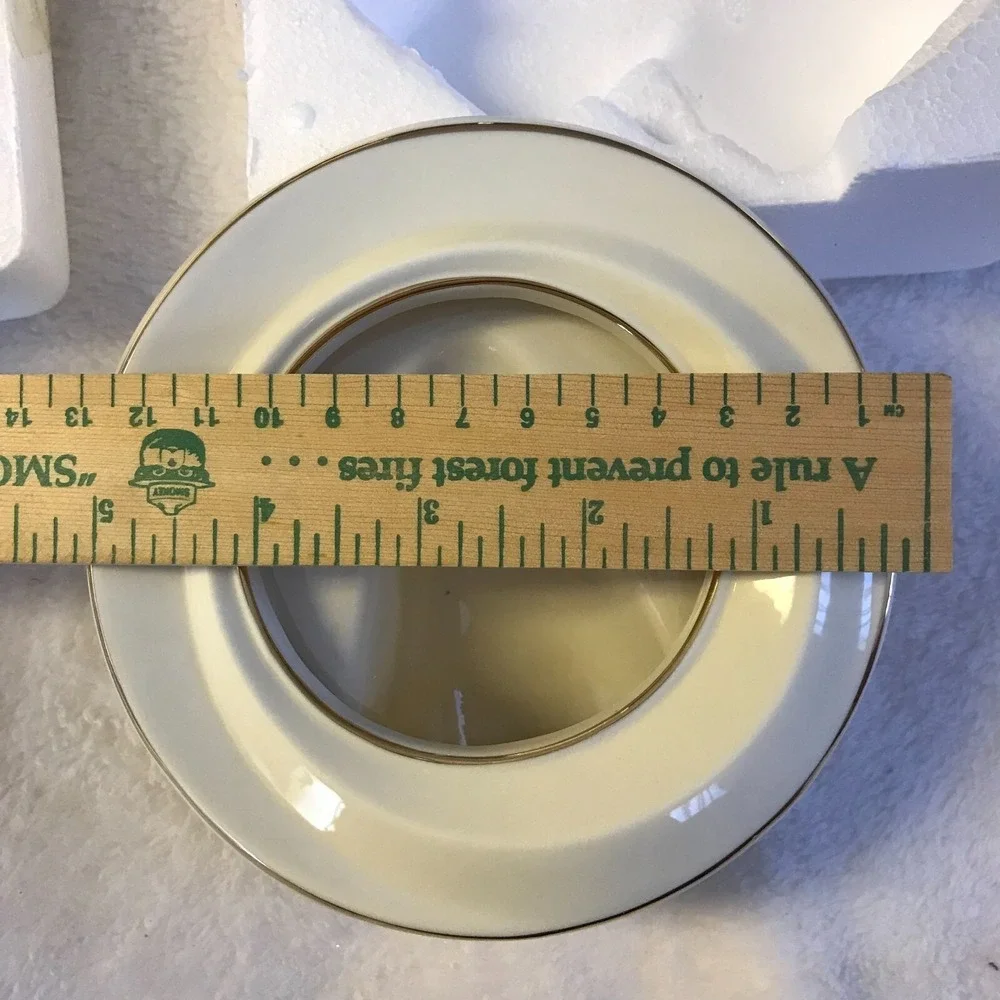 Vintage Lenox China Round Picture Frame Ivory and 24K Gold‎ Trim From Avon